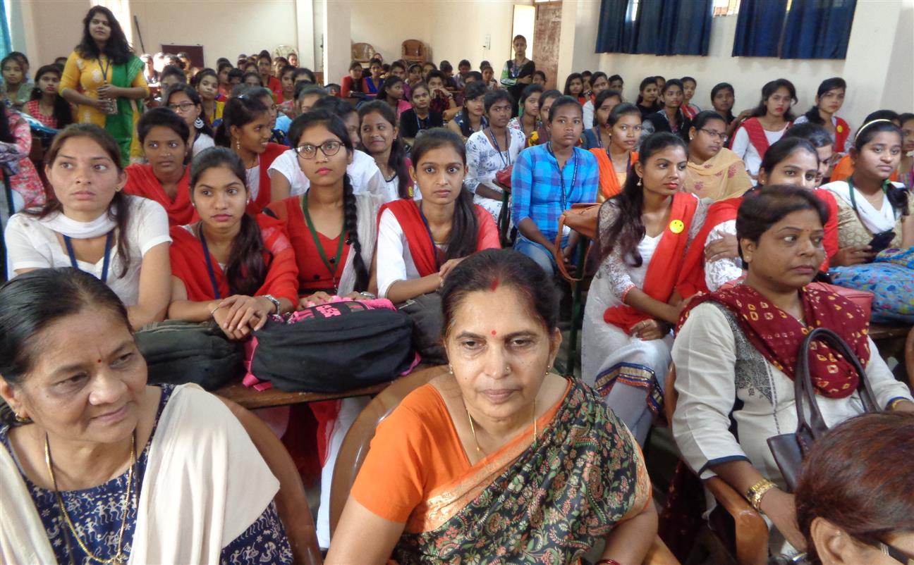 गल्र्स काॅलेज में  ‘‘कथक नृत्य मानवीय अभिव्यक्तियों का प्रदर्शन है:- आकाश द्विवेदी