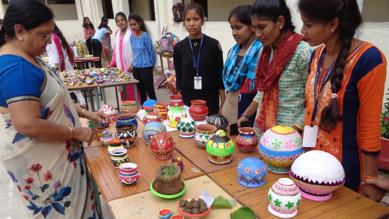गल्र्स काॅलेज में  गृहसज्जा के सीखे गुर लगाई प्रदर्शनी 