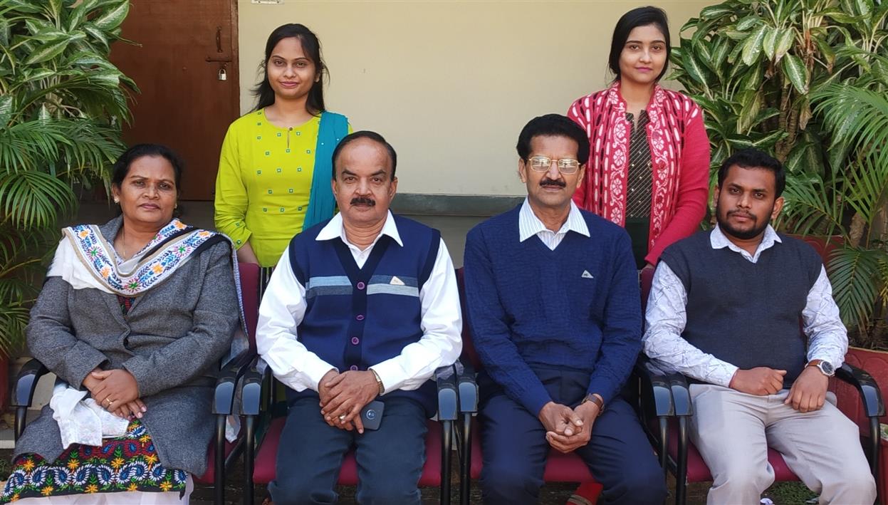 पूर्वा शर्मा ने विश्वविद्यालय में प्रथम स्थान प्राप्त किया  नेहा साहू दसवें स्थान पर रही 