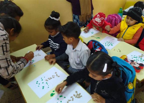 स्कूली बच्चों को दिया सृजनात्मकता का प्रशिक्षण 