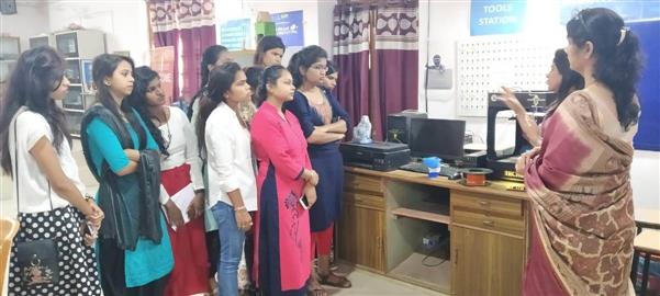 छात्राओं ने टिंकरिक लैब का भ्रमण किया  थ्रीडी प्रिंटर और उपकरणों का प्रशिक्षण लिया 