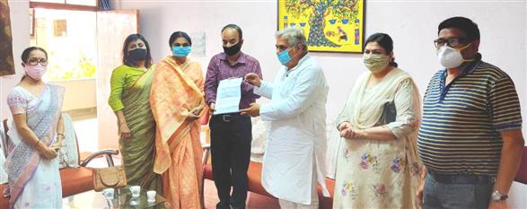 श्री अरूण वोरा ने गल्र्स काॅलेज को दिये 30 लाख