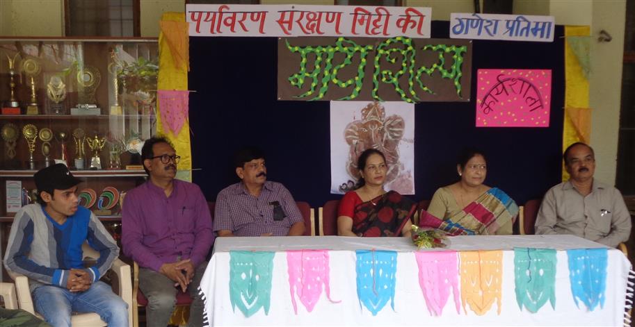 छात्राओं ने बनाये इको फ्रेंडली गणेश