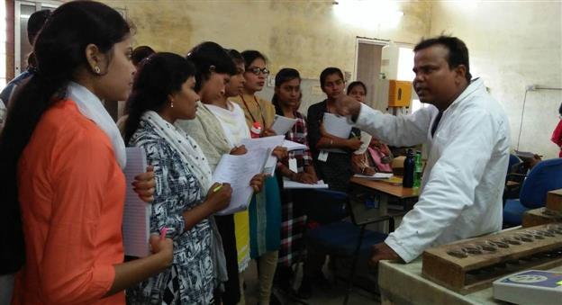 गर्ल्स काॅलेज में मिट्टी परीक्षण में छात्राएँ हो रही पारंगत