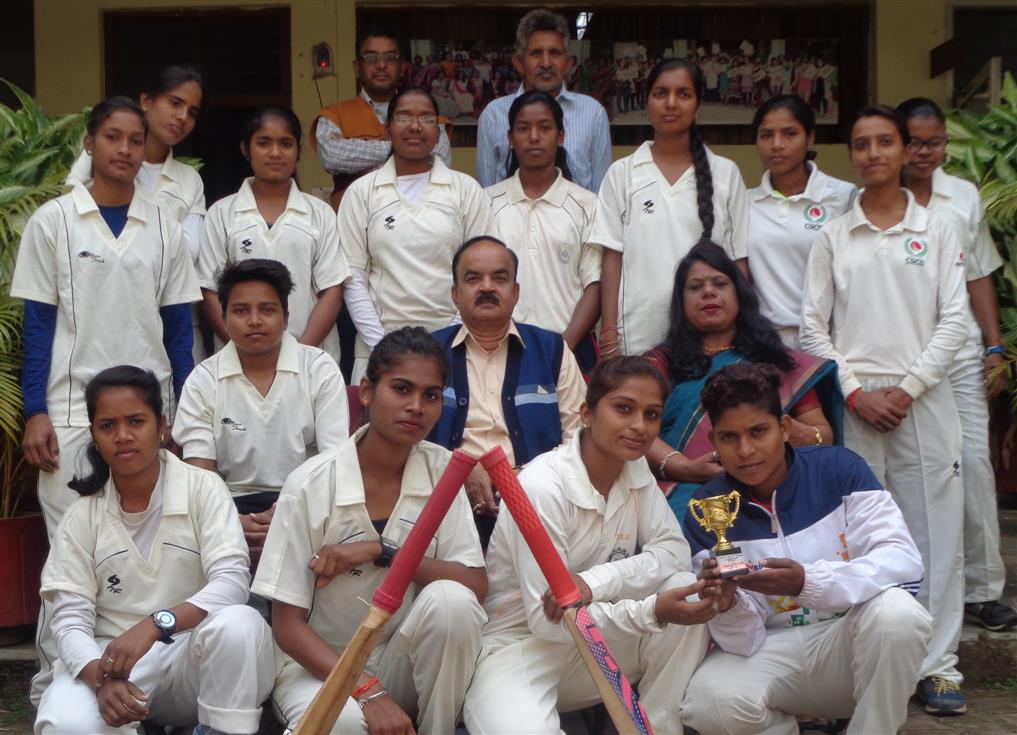 अंतर्महाविद्यालयीन क्रिकेट प्रतियोगिता  गल्र्स काॅलेज की हैट्रिक 