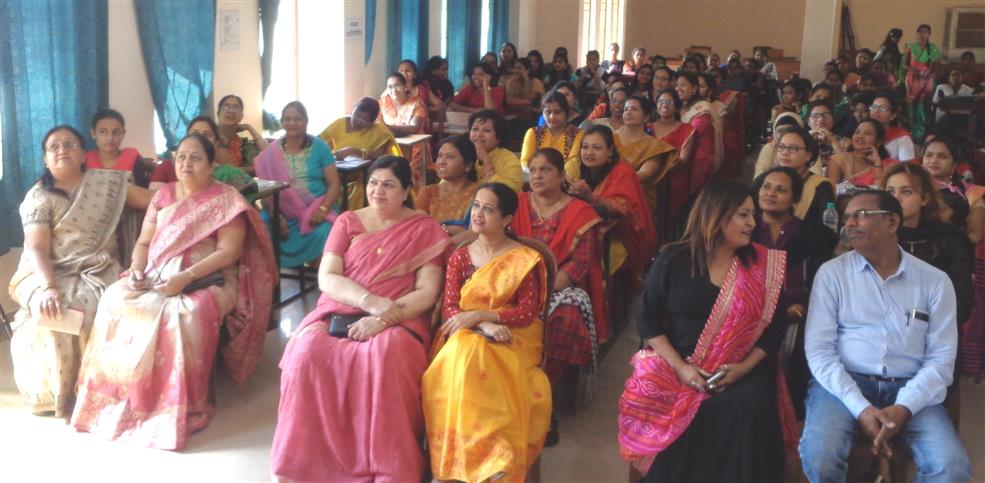 एलुमनी सम्मेलन  पुरानी सहेलियों ने की यादें सांझा