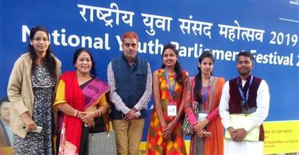 राष्ट्रीय युवा संसद में रूचि ने की भागीदारी 