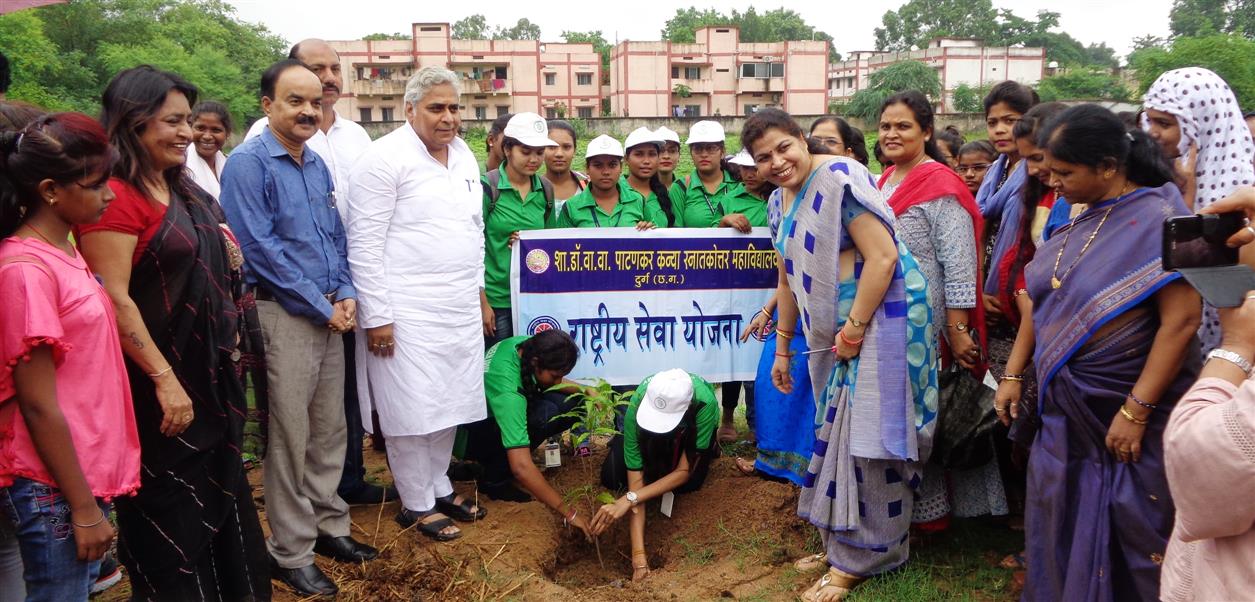 पौधरोपण पर्यावरण को बचाना हम सभी की जवाबदारी:- अरुण वोरा